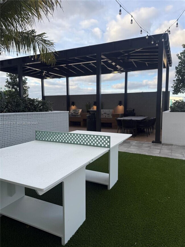 Building Photo - 2001 Van Buren St