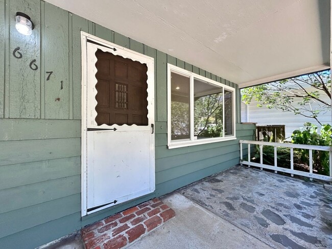 Building Photo - Spacious 3 Bed, 1.0 Bath House - Fully Fen...
