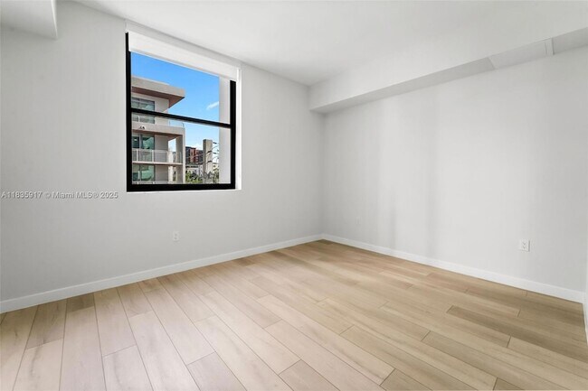 Building Photo - 555 NE 8th St