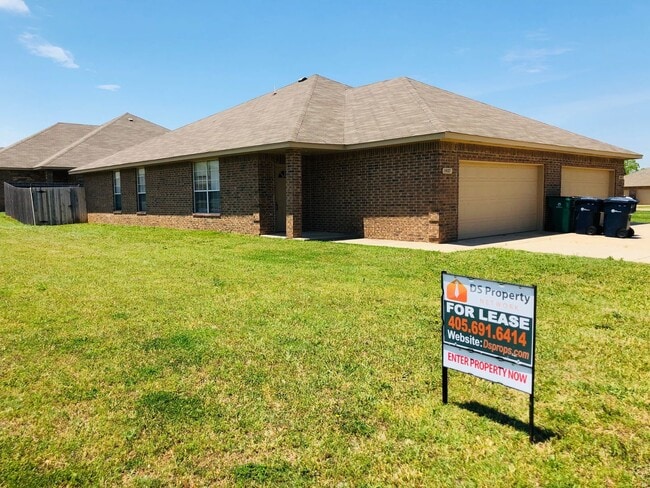 Primary Photo - 3 bedroom, 2 bath with 2 car garage duplex...