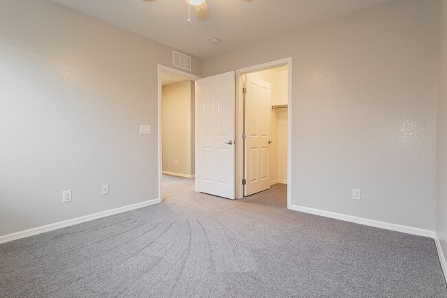 Building Photo - Exquisite 5 bedroom 4 bathroom home with fresh paint and new carpet waiting for you!