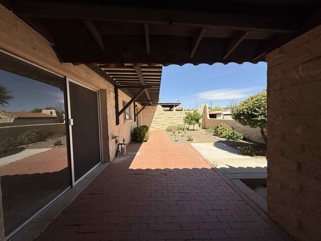 Building Photo - 5204 N Tigua Dr