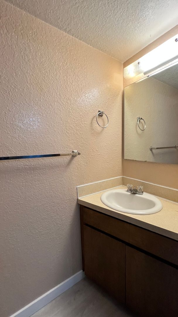 Building Photo - 4Plex 2bed x 1.5bath unit in Seattle, minutes away from major highways.