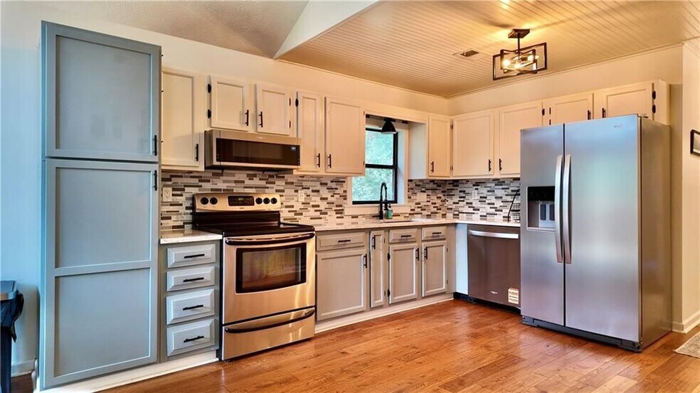 Building Photo - 947 Lake Dr SW