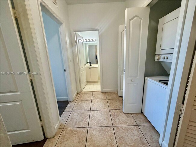 Building Photo - 1692 SE 29th Ct