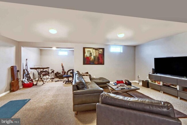 Building Photo - 13 Bridle Ct