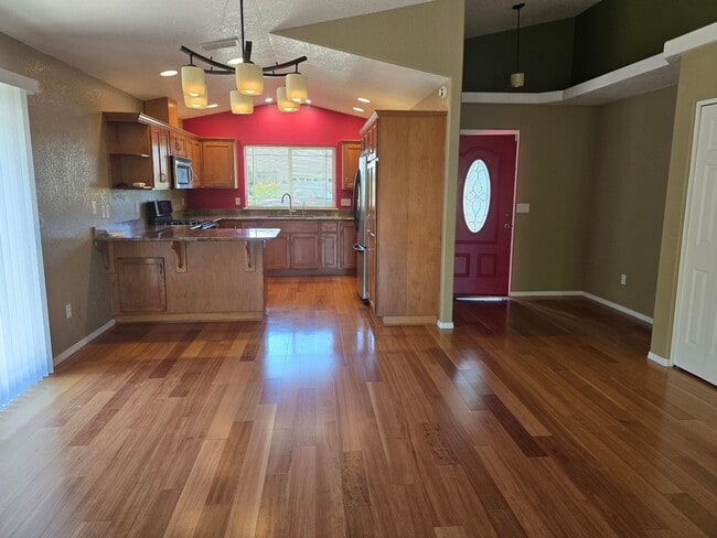 Building Photo - 3 bed 2 bath  Home for Rent in Grants Pass