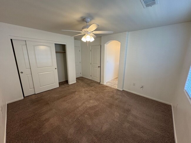 Building Photo - Tulare home move-in ready!
