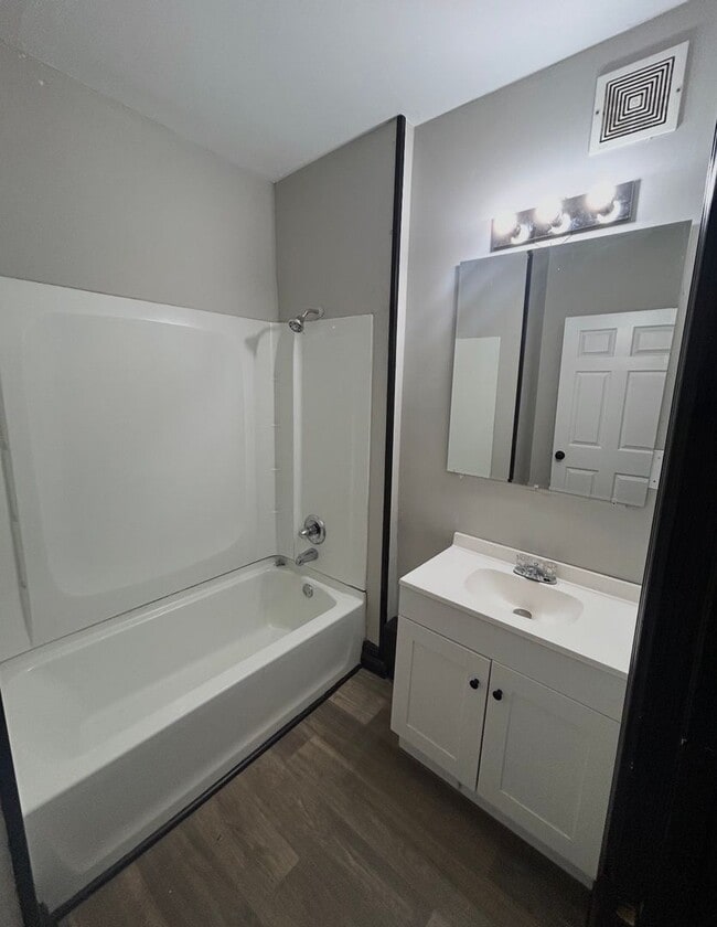 Building Photo - Beautifully renovated 4 bedroom house!