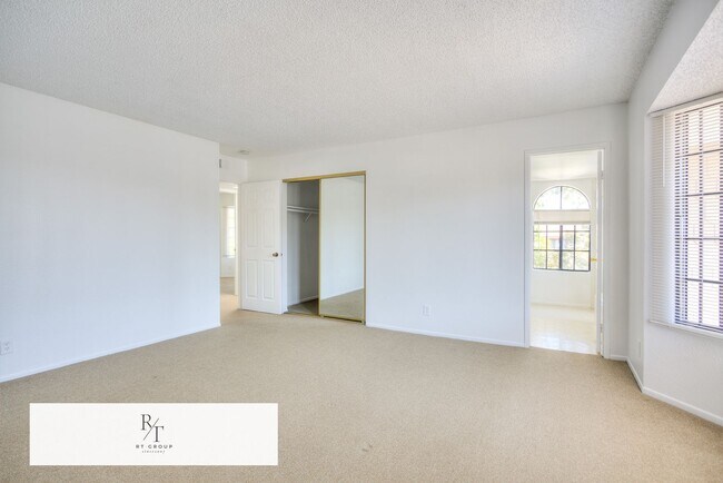 Building Photo - Beautiful Front Unit in Gated Community – ...