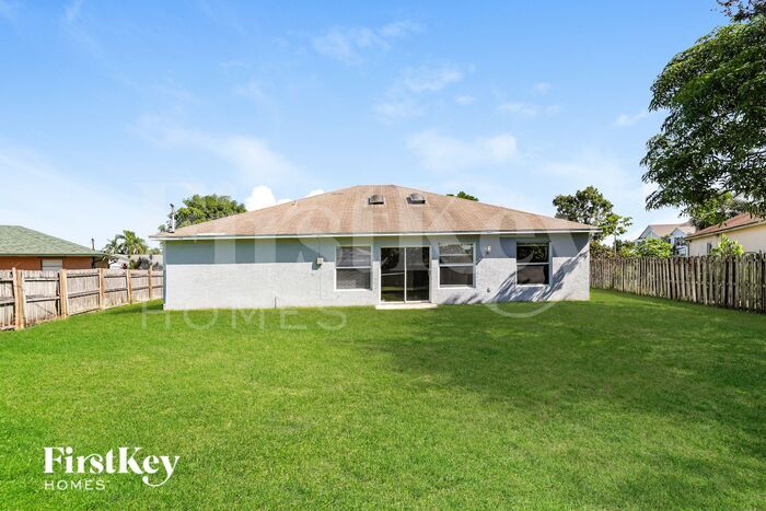 Building Photo - 422 SW Cherryhill Rd