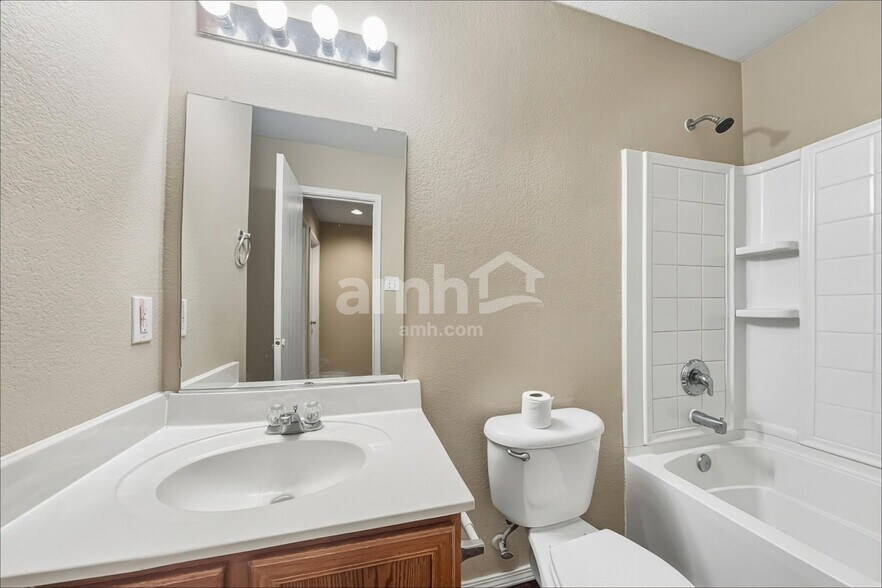 Building Photo - 1120 Boxwood Dr