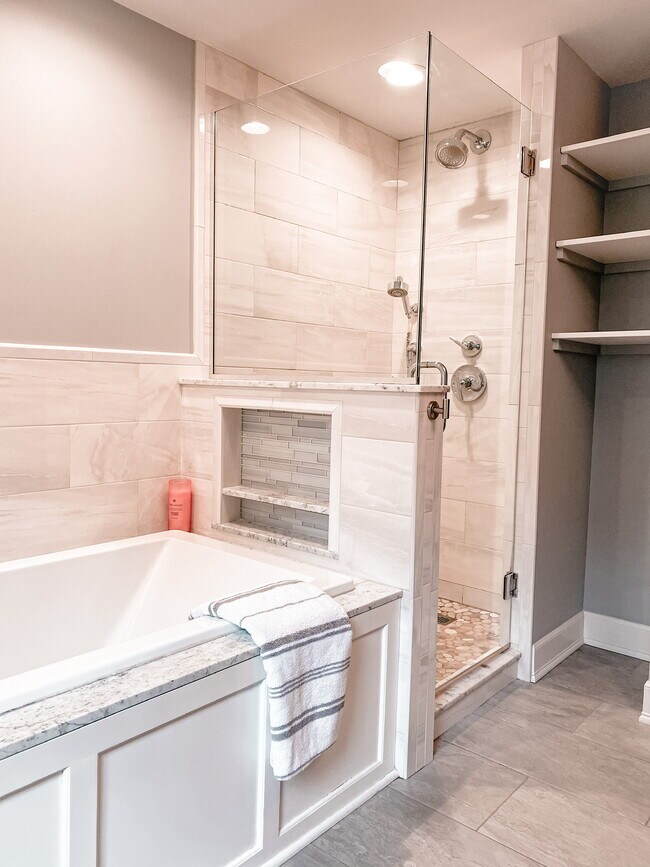 Full bath - 61 Lexington Pky