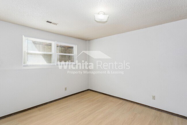 Building Photo - 2337 N Rutland Ct