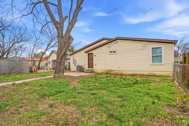 Building Photo - 508 W Lone Star Ave