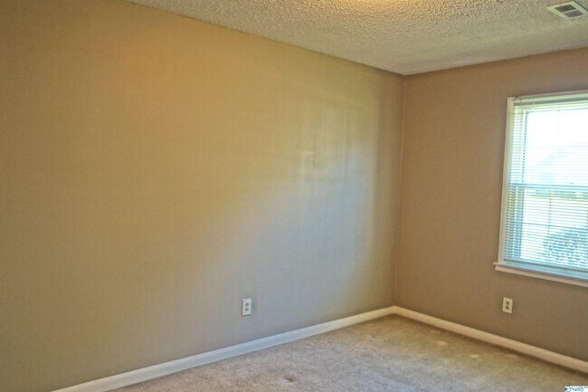 Building Photo - 2217 Villaret Dr SW