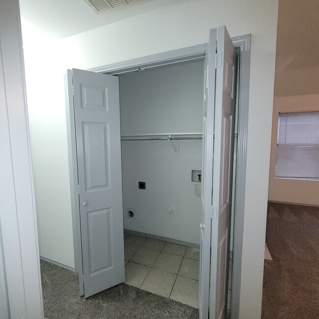 Building Photo - 200 Alpine Dr