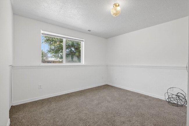 Building Photo - HUGE 6 bed 3 bath Home in Pocatello