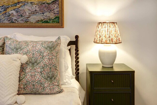 Building Photo - 306 E Victory Dr