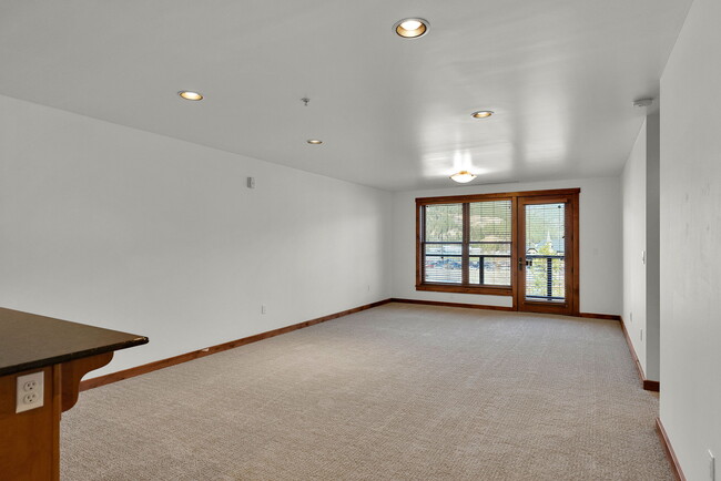 Building Photo - 834 Mc Kinley Ave W