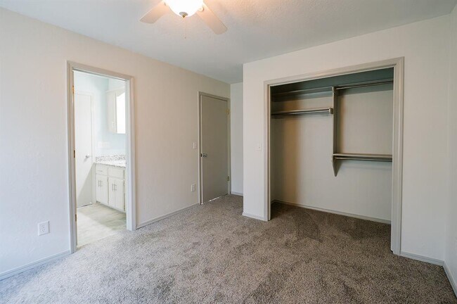Building Photo - 3215 Woodsboro Dr