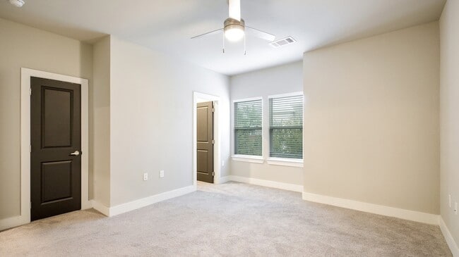 Building Photo - 3353 Wynwood Dr