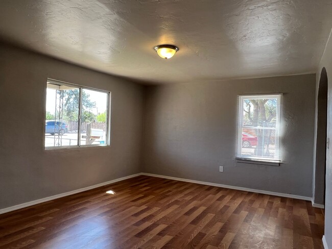 Building Photo - 3 Bedroom 2 Bath Home! close to the UofA!