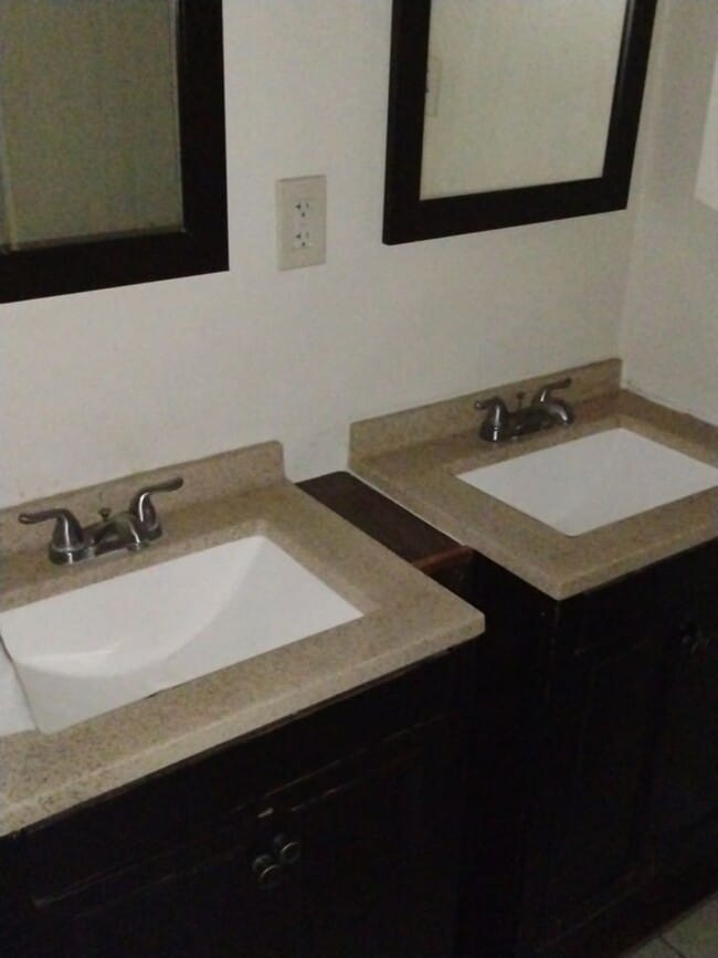 Building Photo - Oak Ridge 37830 - 1 Bedroom, 1 Bath Apartment - Contact Lisa Vineyard and Shannon Russell (865) 2...