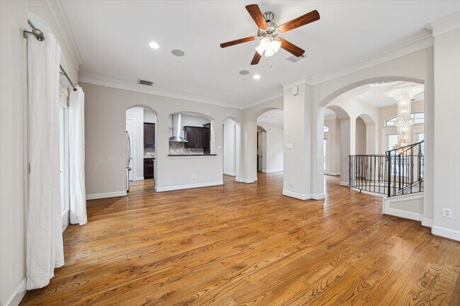 Building Photo - 607 Oakley St