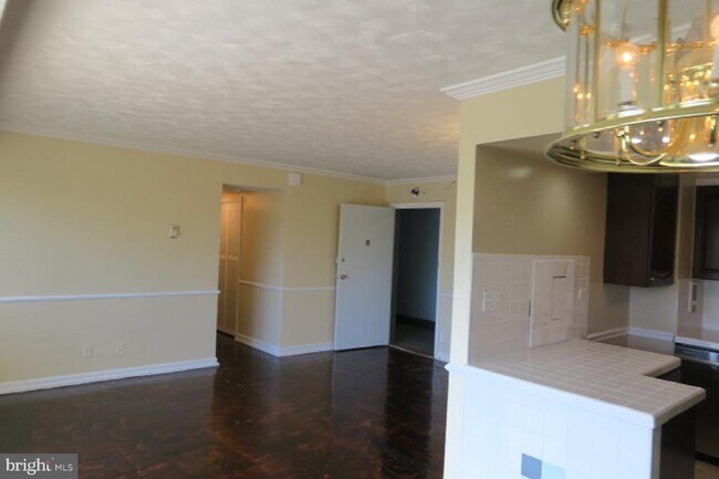 Building Photo - 5801 Quantrell Ave