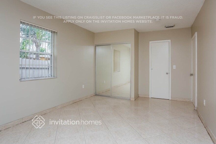 Building Photo - 1313 N Park Rd