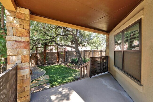 Building Photo - 6533 E Hill Dr