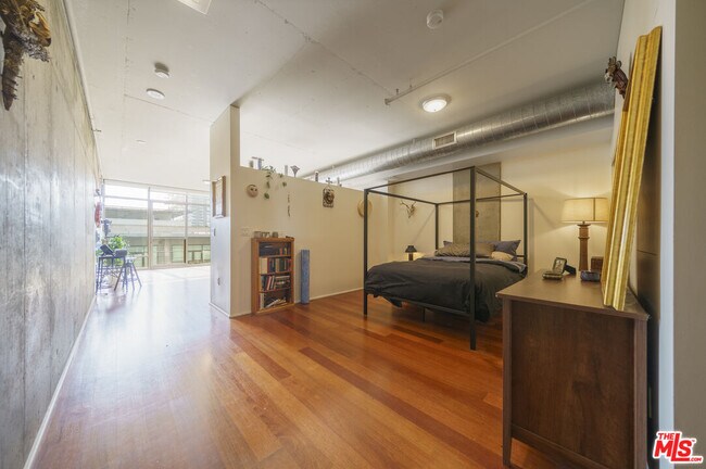 Building Photo - 1100 S Hope St