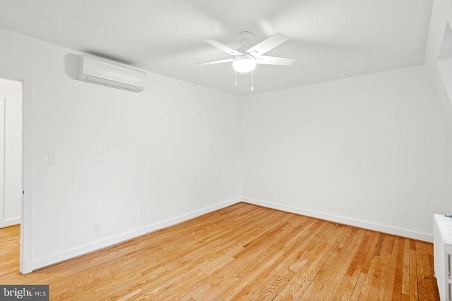 Building Photo - 16 E Linden St