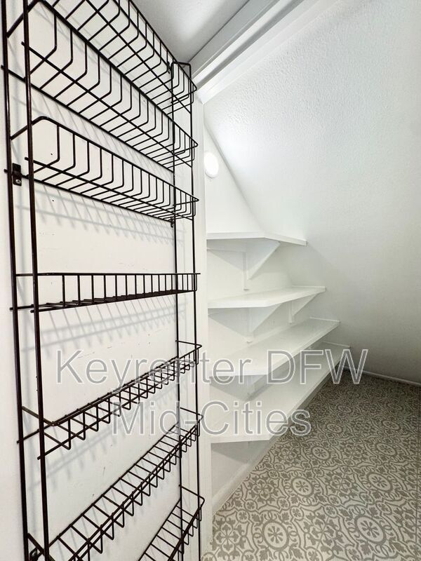 Building Photo - 2505 Crestview Cir