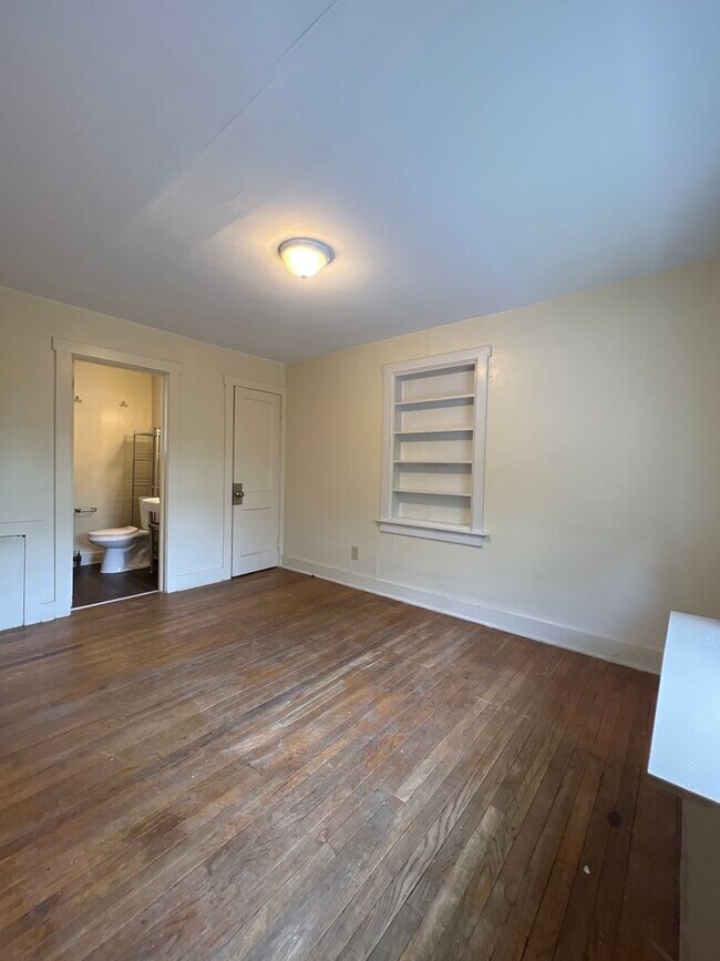 Building Photo - Flexible move in date! Two Bedroom apartme...