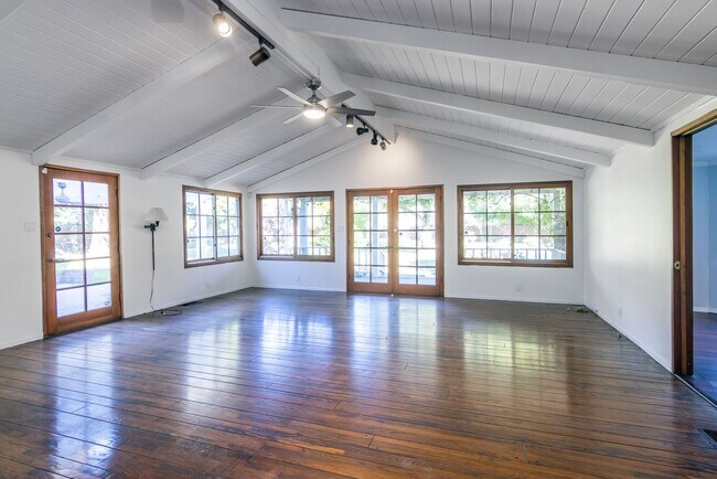 Building Photo - 4668 St Clair Ave