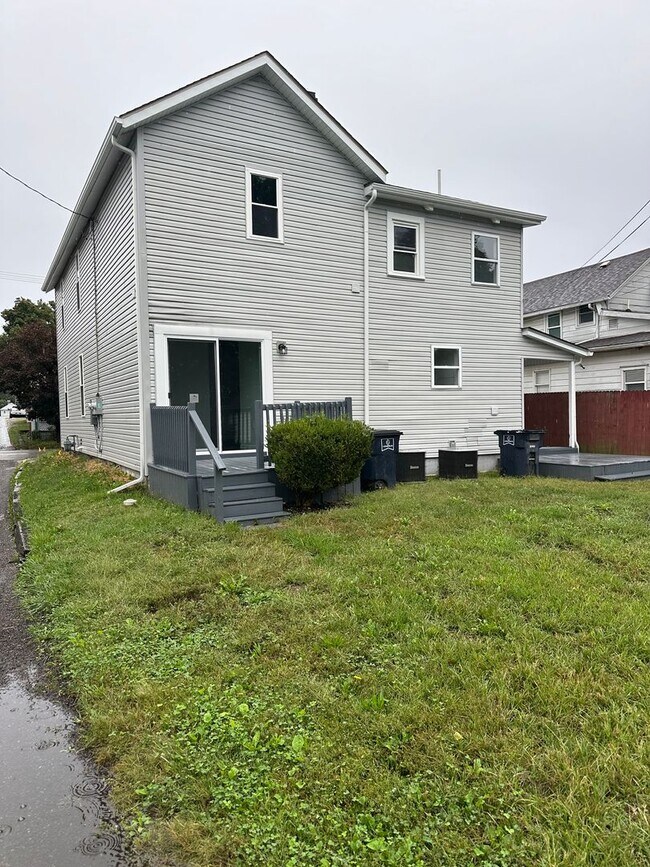 Building Photo - 315 N Maple St