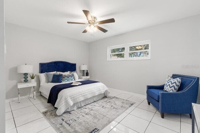 Building Photo - Remodeled Pool Home Located in the Very De...
