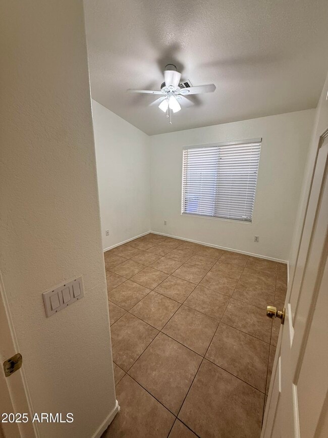 Building Photo - 1313 W Kesler Ln