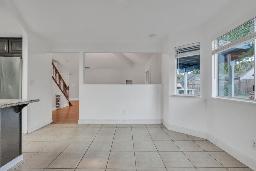 Building Photo - 940 Collegeview Dr