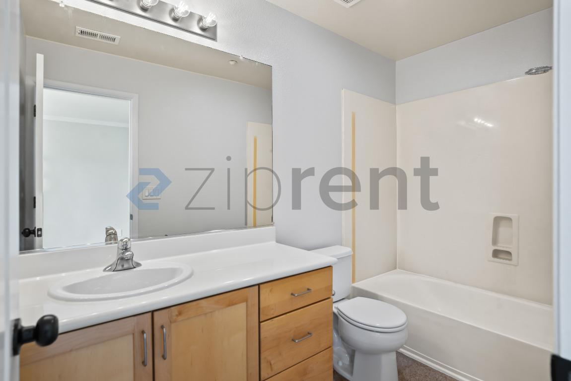 Building Photo - 722 Kingsford Way