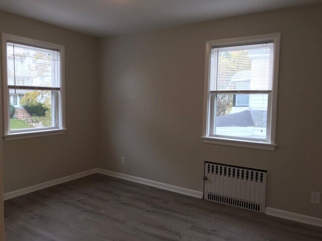 Building Photo - 166 Carmita Ave