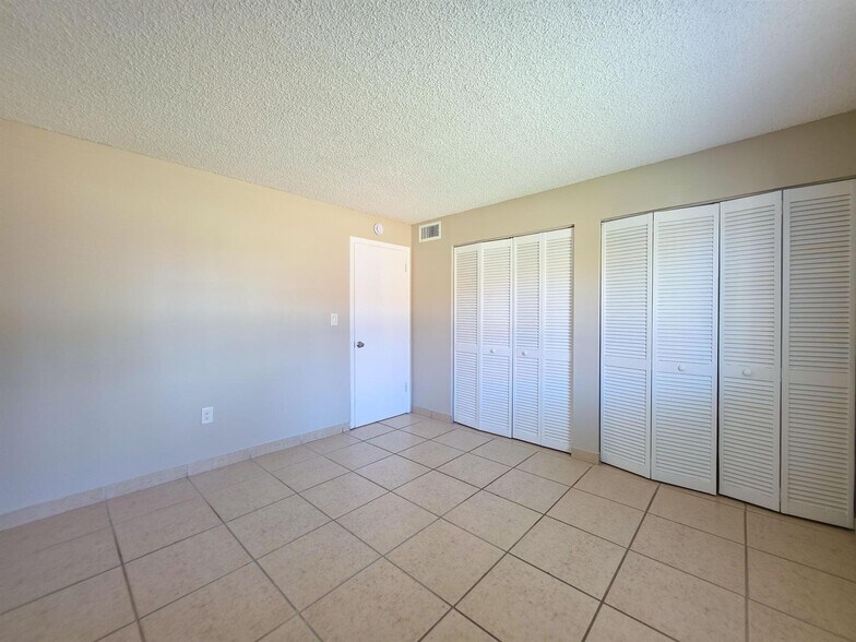 Building Photo - 6100 Forest Hill Blvd