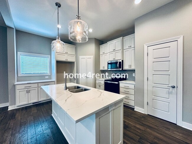 Building Photo - Stunning, Maintenance Free Townhome in Desoto w/ an Elegant Kitchen and Wood Floors Throughout!