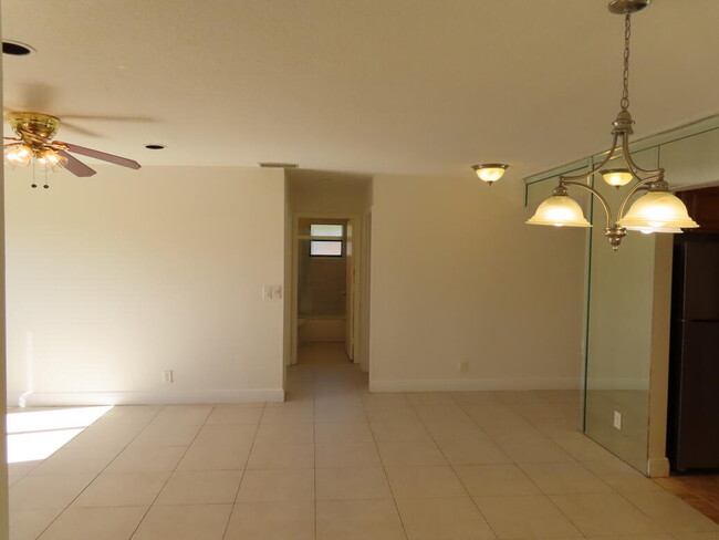 Building Photo - 2602 Carambola Cir S