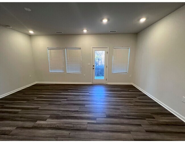 Building Photo - Three Bedroom Home