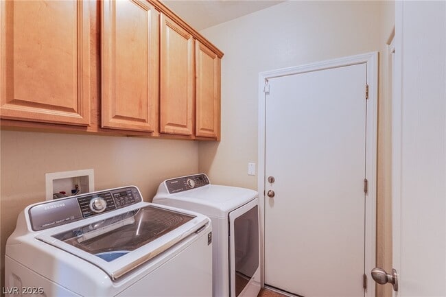 Building Photo - 10119 Amana Oaks Ave