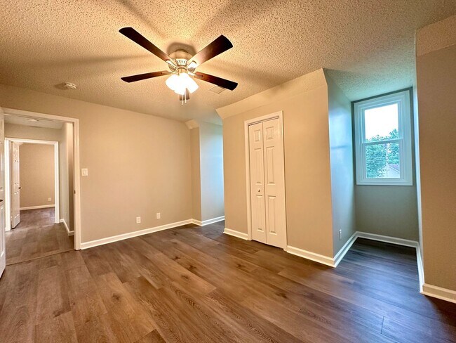 Building Photo - Stunning Single-Family Home with Plenty of...