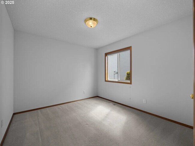 Building Photo - 15517 SE Bybee Dr